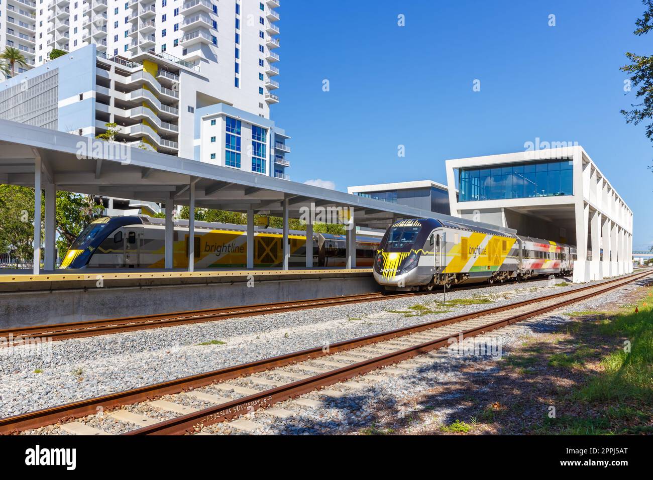 Treno ferroviario privato interurbano Brightline presso la stazione ferroviaria di West Palm Beach in Florida, Stati Uniti Foto Stock
