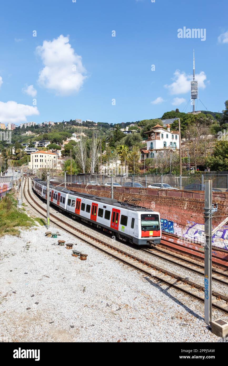 FGC commuter rail regionale formato ritratto treno a Barcellona, Spagna Foto Stock