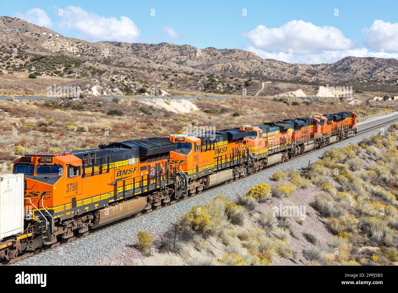 Treno merci BNSF Railway a Cajon Pass vicino a Los Angeles, Stati Uniti Foto Stock