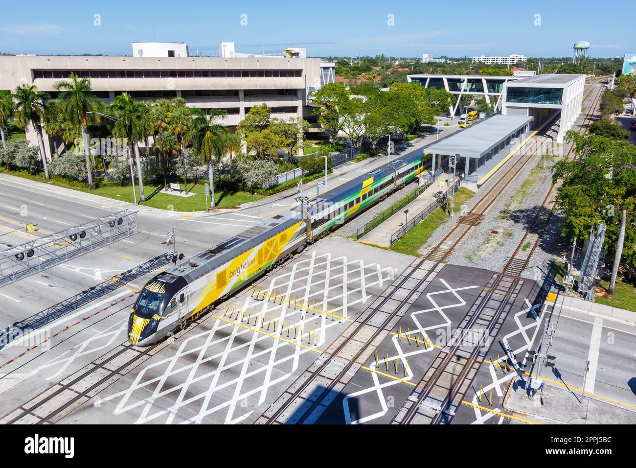 Treno privato interurbano Brightline presso la stazione ferroviaria di Fort Lauderdale in Florida, Stati Uniti Foto Stock