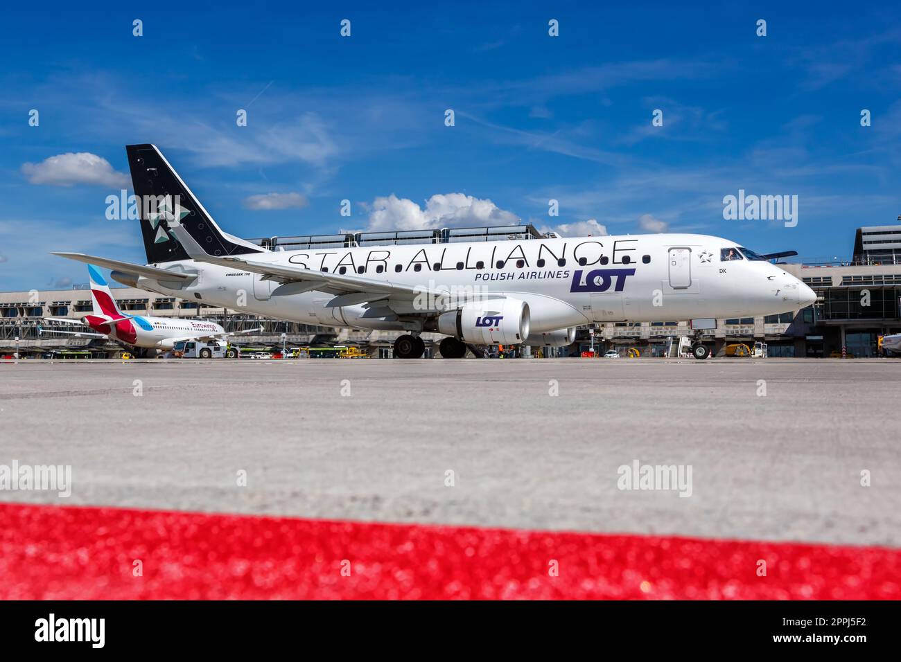 LOT Polish Airlines Embraer 170 aeroplano aeroporto di Stoccarda in Germania colori speciali Star Alliance Foto Stock