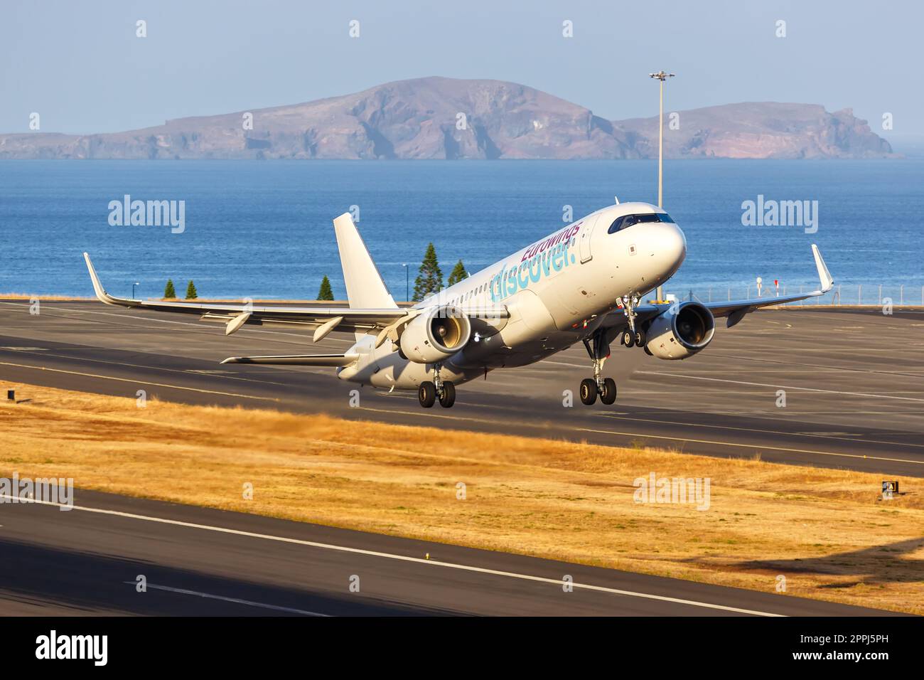 Eurowings Scoprite l'aereo Airbus A320 all'aeroporto di Funchal in Portogallo Foto Stock