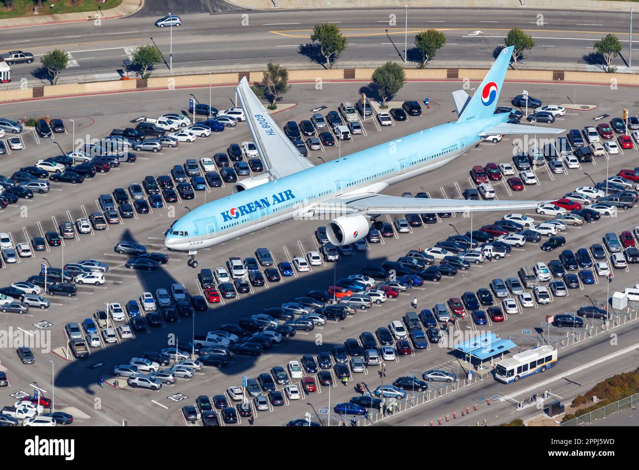 Korean Air Boeing 777-300(ER) aereo all'aeroporto di Los Angeles, vista aerea degli Stati Uniti Foto Stock