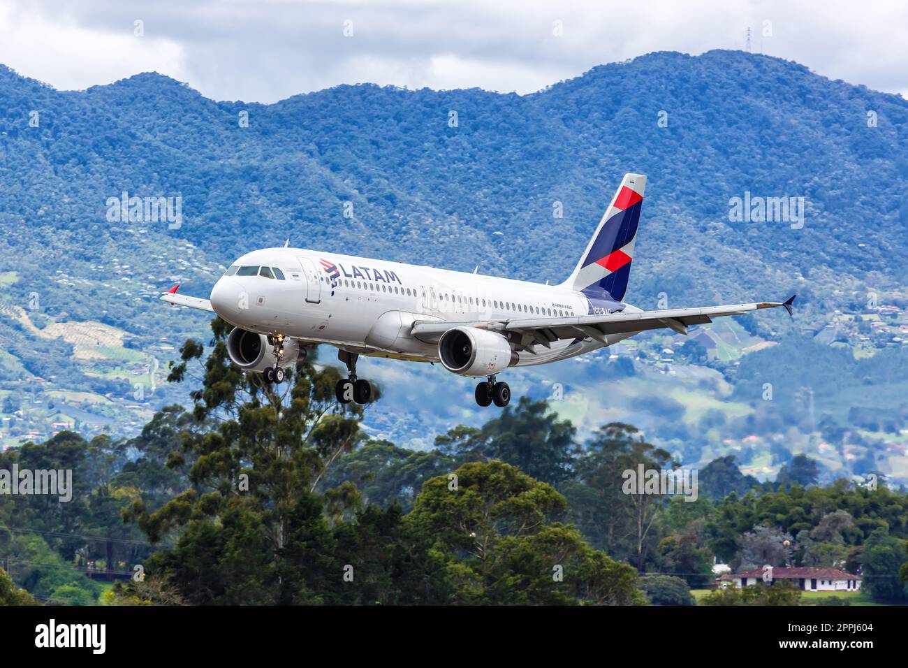 Aereo Airbus A320 LATAM all'aeroporto Medellin Rionegro in Colombia Foto Stock