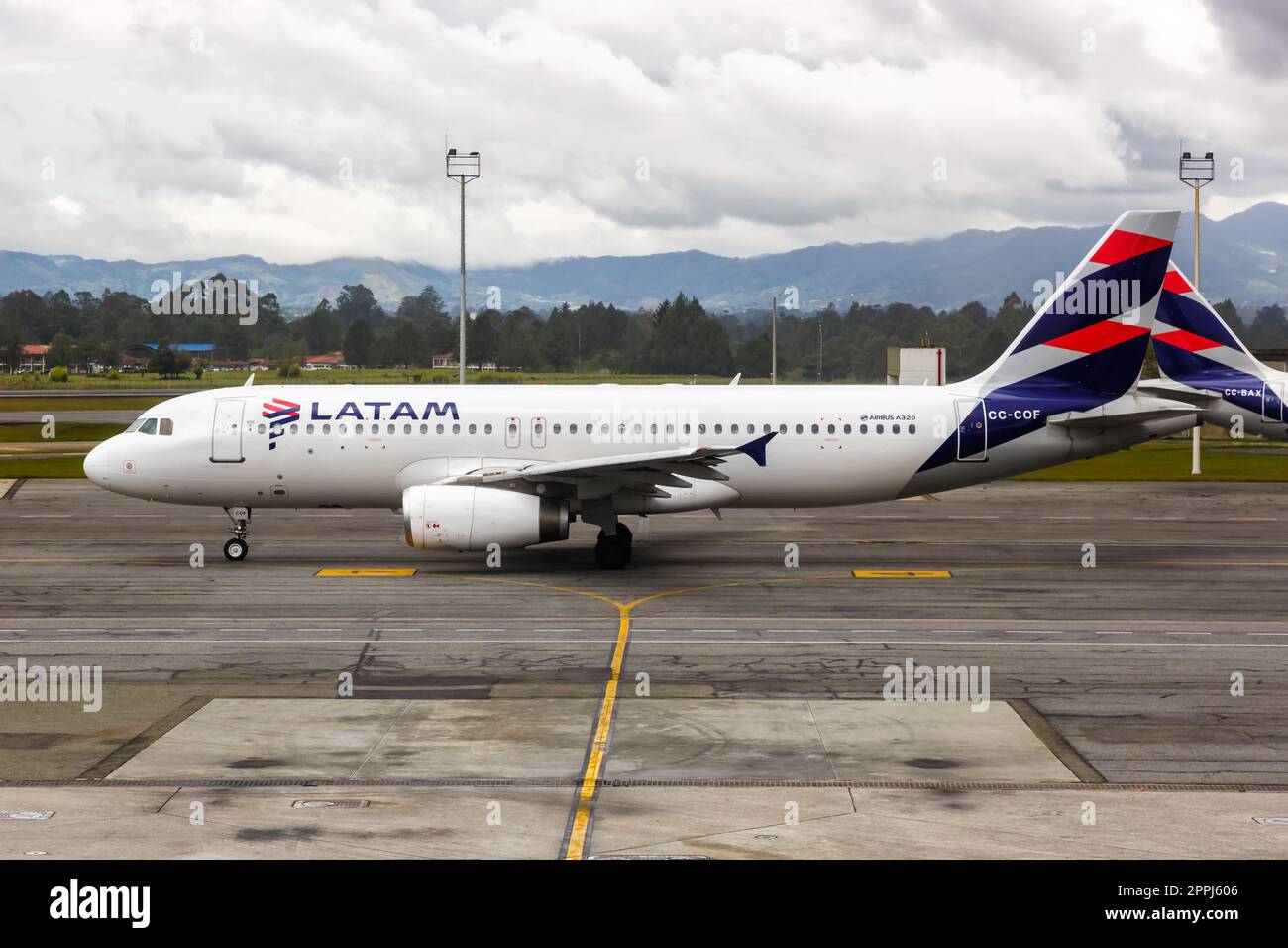 Aereo Airbus A320 LATAM all'aeroporto Medellin Rionegro in Colombia Foto Stock