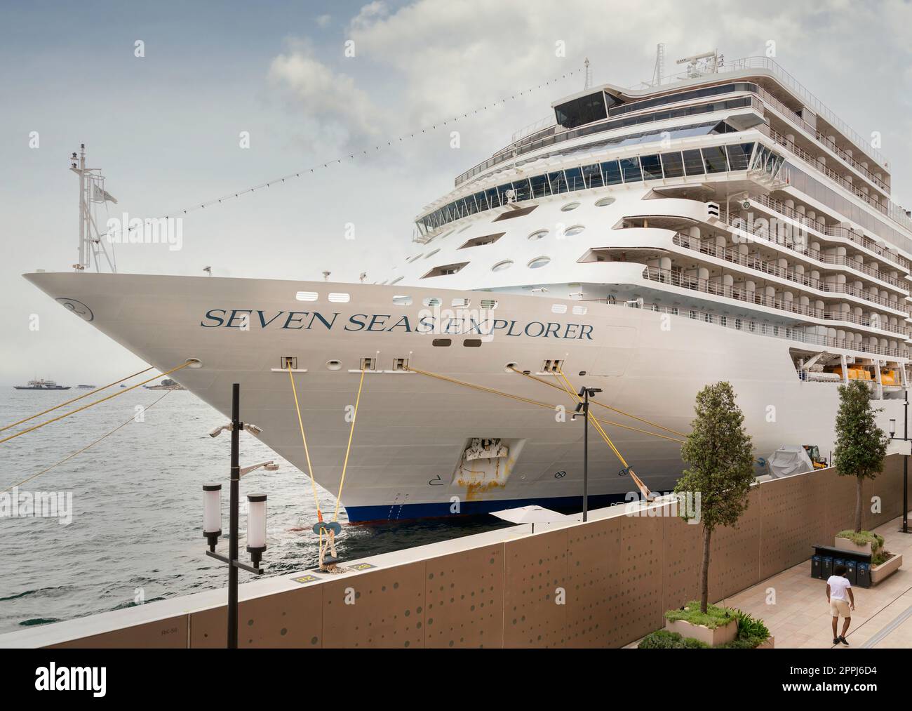 Seven Seas Explorer, grande nave da crociera ormeggiata a Galataport, Bosphorus ditrict, Karakoy, Istanbul, Turchia Foto Stock