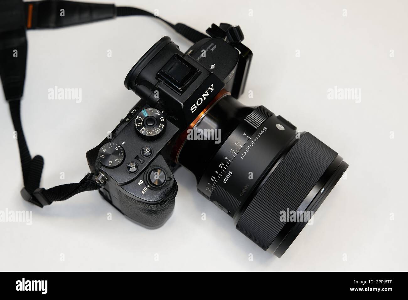 Fotocamera di sistema moderna SONY ALPHA 7RII in combinazione con un obiettivo di altissima qualità del produttore SIGMA, realizzato appositamente per questa fotocamera Foto Stock