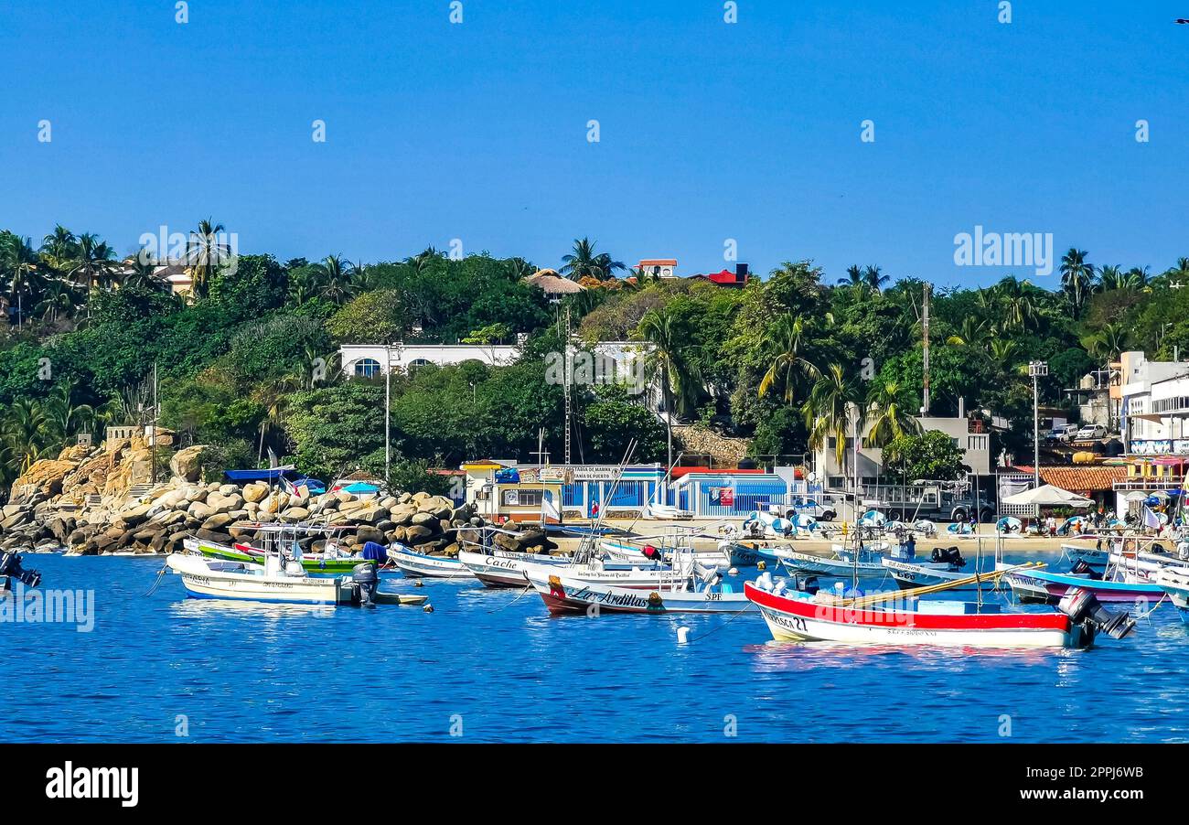 Barche da pesca sulla spiaggia del porto di Puerto Escondido, Messico. Foto Stock