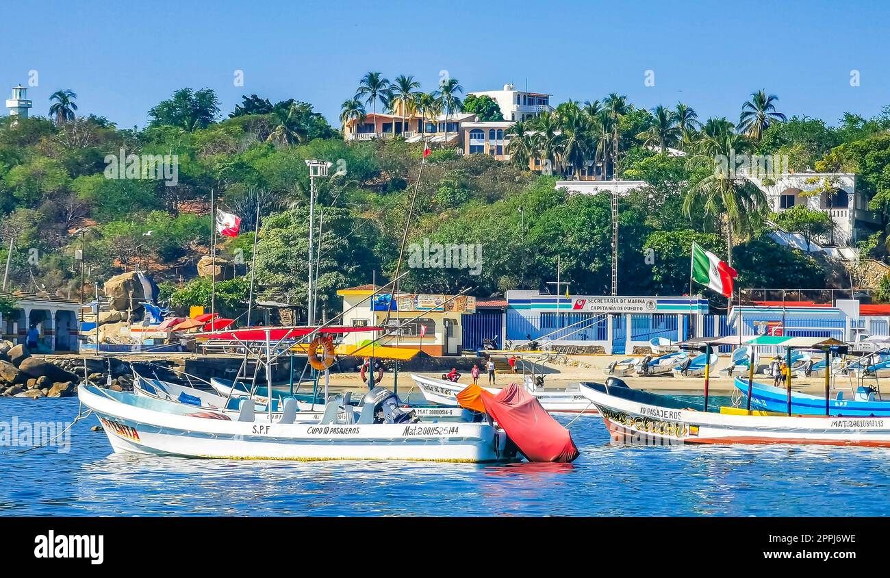 Barche da pesca sulla spiaggia del porto di Puerto Escondido, Messico. Foto Stock