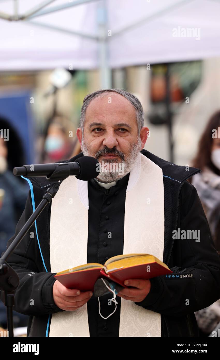 Il sacerdote Tadeusz Isakowicz-Zaleski benedice i piatti tradizionali polacchi durante la vigilia di Natale per i poveri e i senzatetto Foto Stock