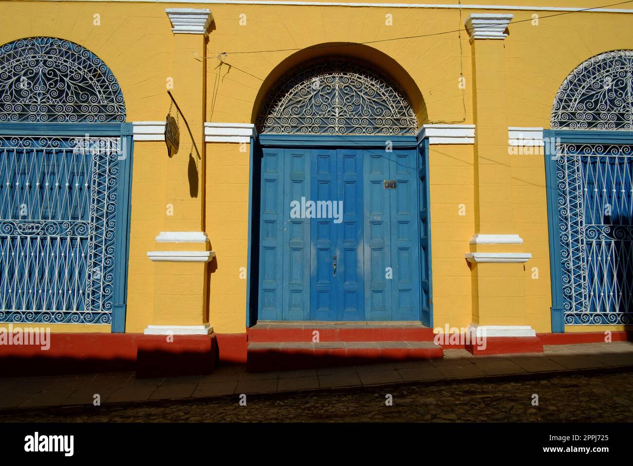 Edifici e sole, Santiago, Cuba Foto Stock