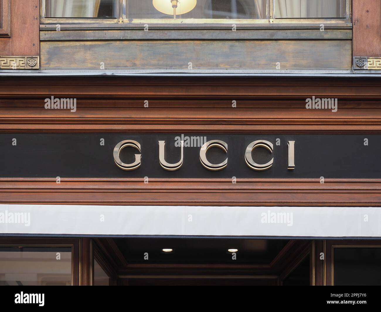 Cartello per il fronte commerciale Gucci a Vienna Foto Stock