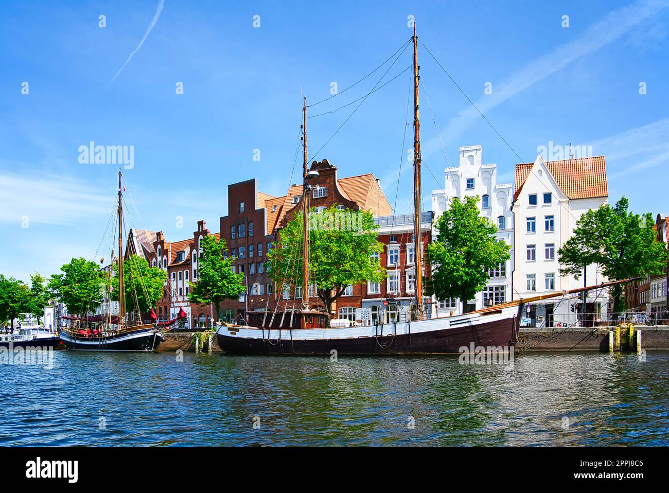 Vista delle navi a vela nel centro storico di LÃ¼beck Foto Stock