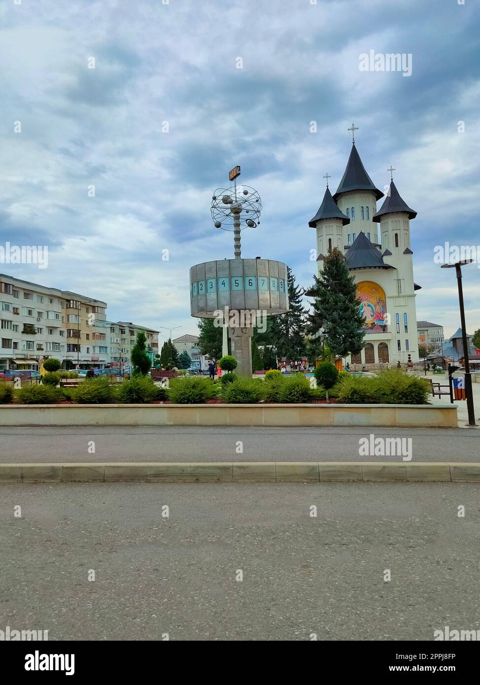 Falticeni, Romania - 26 settembre 2022: Piazza principale con Chiesa ortodossa e Orologio Mondiale Foto Stock