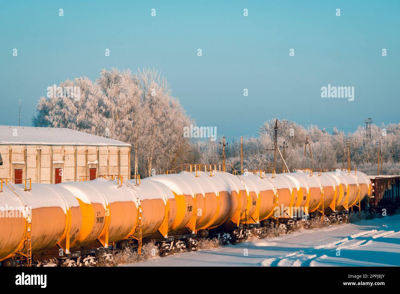 Carri-cisterna innevati con un petrolio greggio in piedi sulla ferrovia Foto Stock