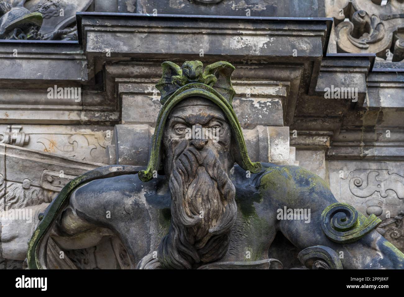 Scultura di antichi guerrieri di fronte alla porta Georg nel centro storico di Dresda. Germania. Architettura medievale europea. Foto Stock