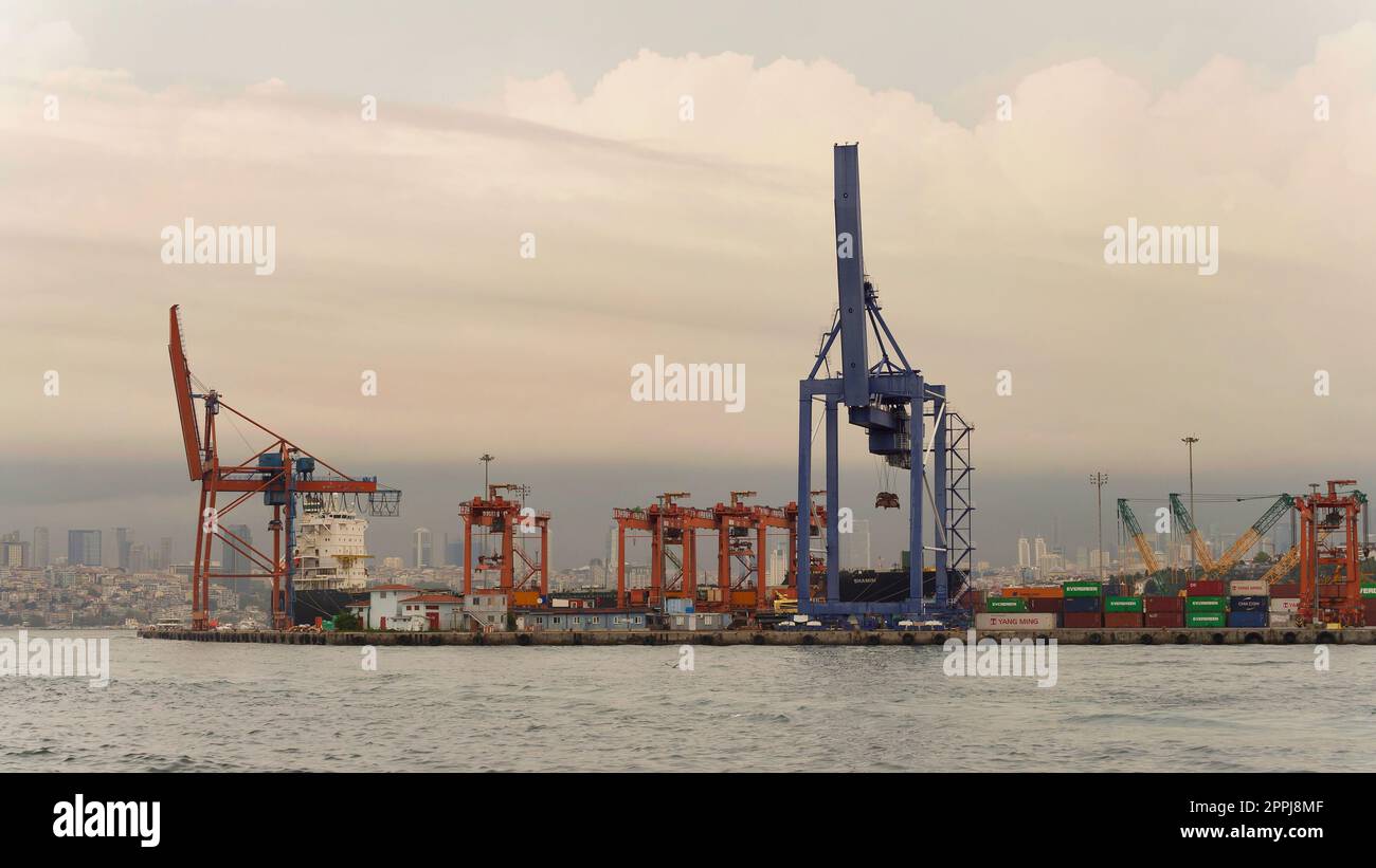 Gru presso il cantiere navale del porto di Haydarpasha, Istanbul, Turchia, con vista sulla città sullo sfondo Foto Stock