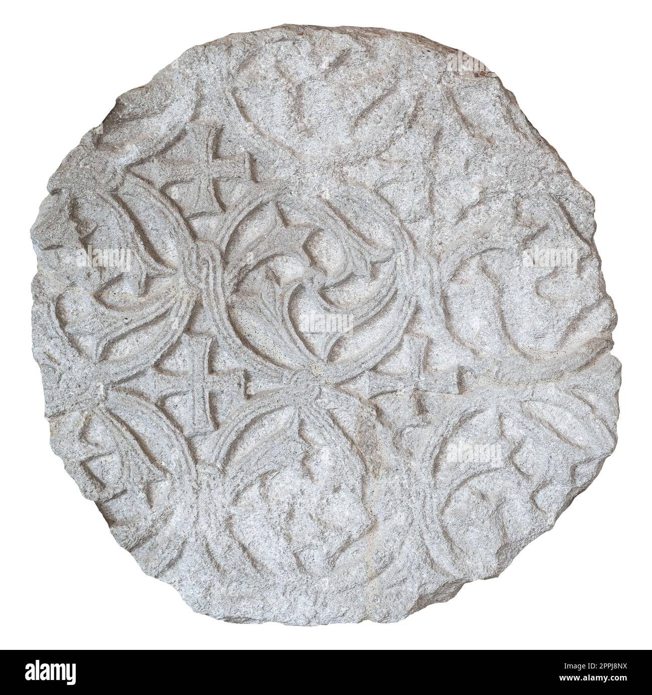 grande placca rotonda in pietra intagliata con motivo floreale e bordi irregolari isolati su bianco Foto Stock