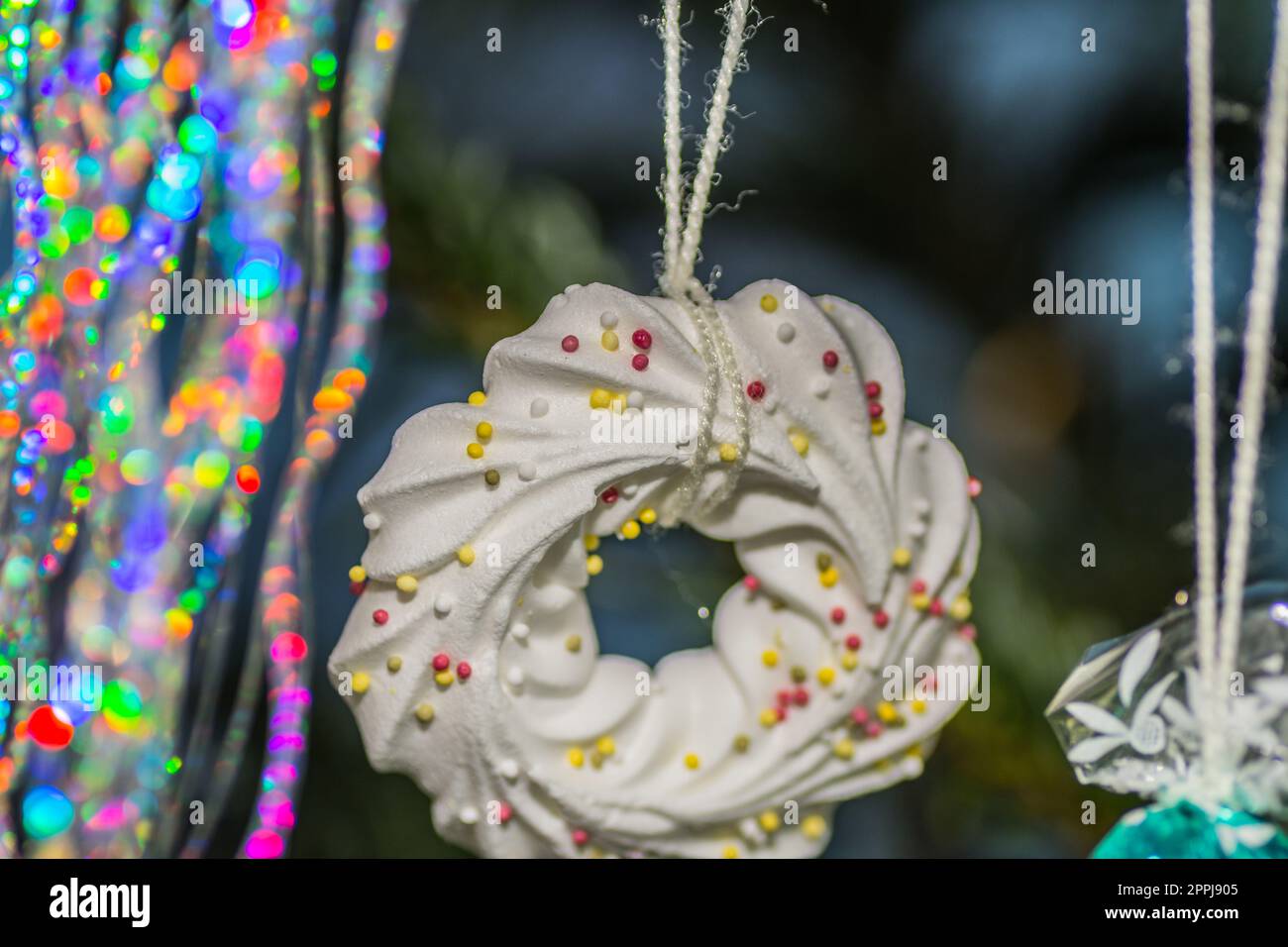 cose colorate e dolci all'albero di natale Foto Stock