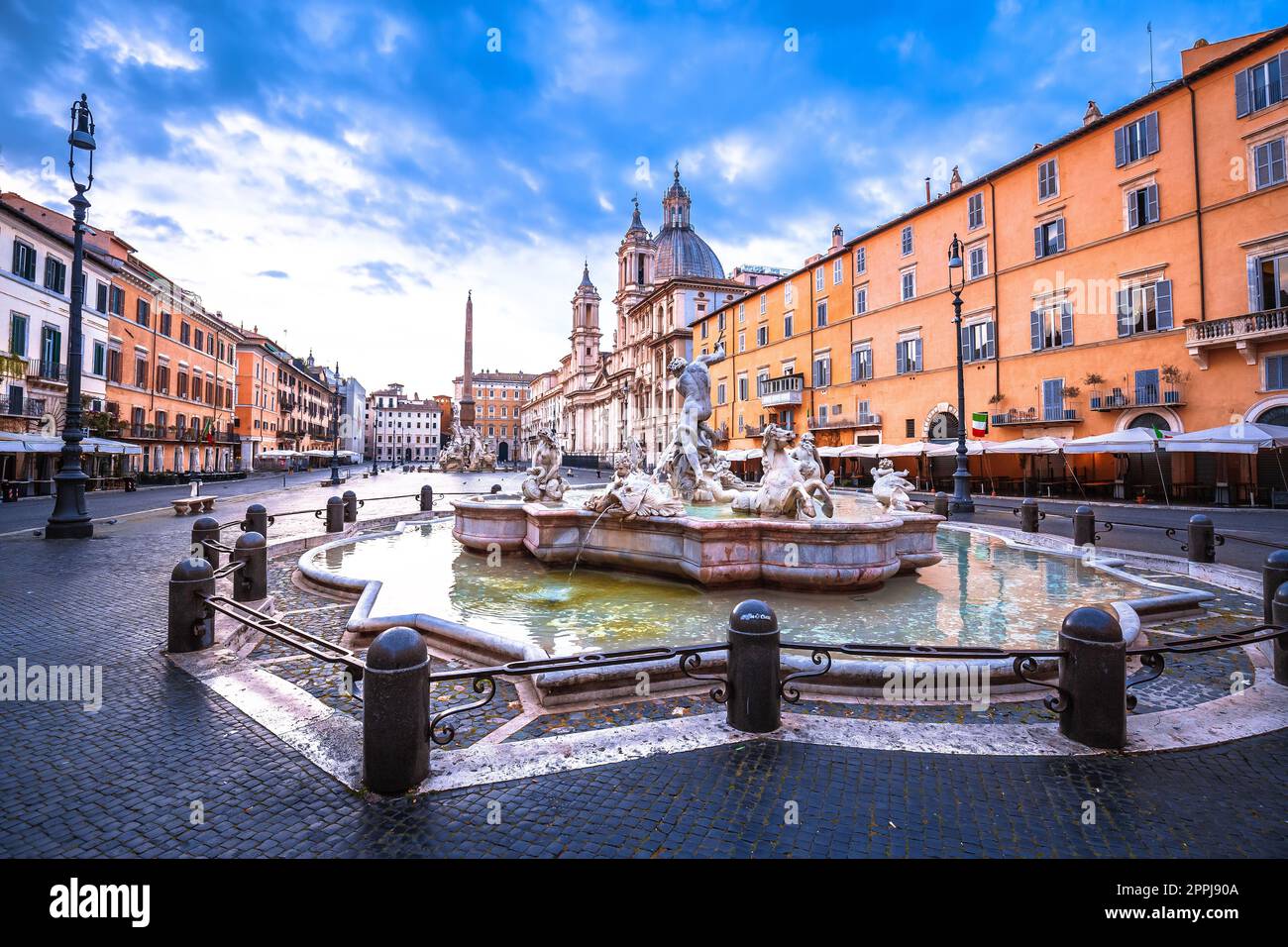 Piazza Navona, fontana e vista sulla chiesa Foto Stock