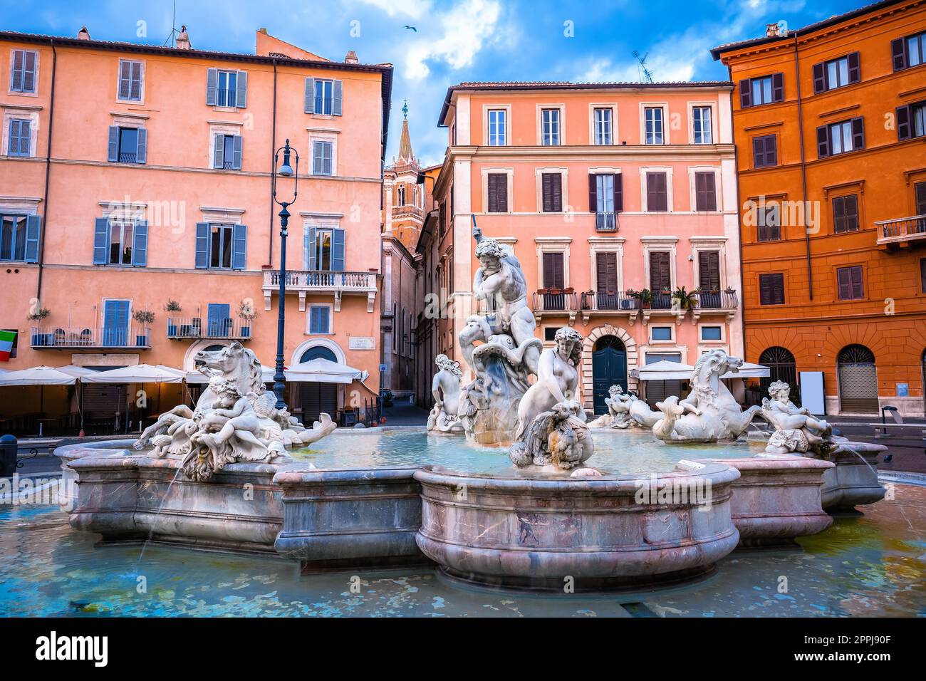 Piazza Navona, fontana e vista sulla colorata architettura Foto Stock