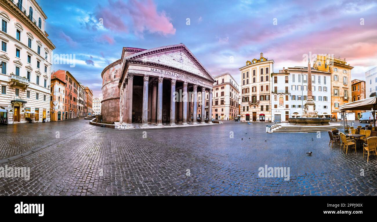 Piazza della Rotonda e vista panoramica del Pantheon all'alba Foto Stock