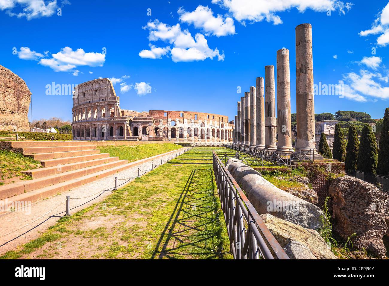 Il Colosseo nella città eterna di Roma e la vista dei pilastri storici del foro Romano Foto Stock