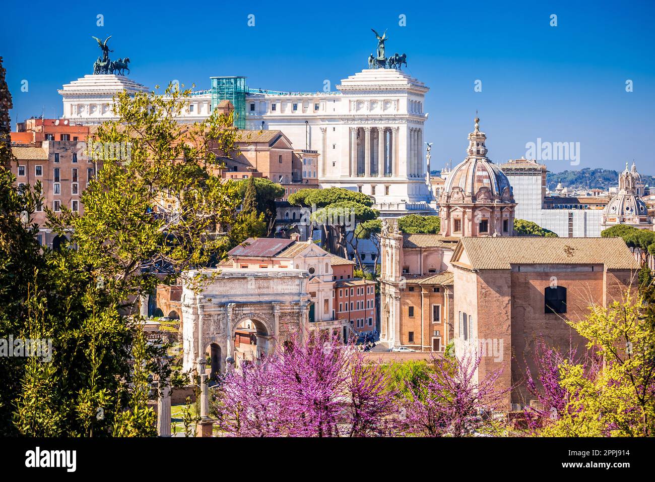 Storico foro Romano e punti di riferimento di Roma, vista panoramica in primavera Foto Stock