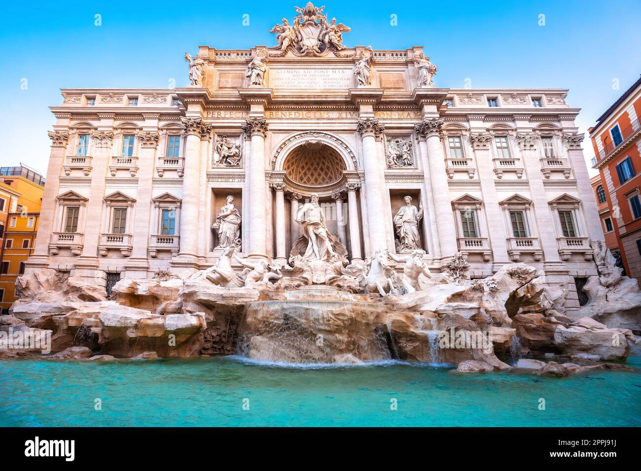Maestosa fontana di Trevi a Roma, vista sulla strada, città eterna Foto Stock