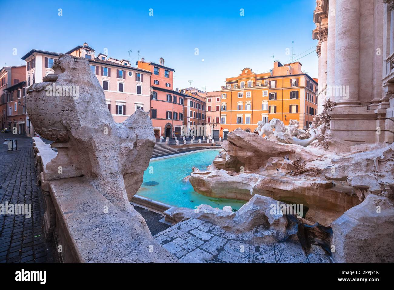 Maestosa fontana di Trevi a Roma, vista sulla strada, città eterna Foto Stock