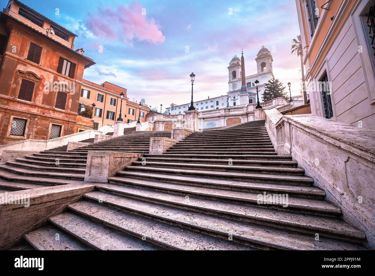 Piazza di Spagna, famoso punto di riferimento di Roma, vista mattutina all'alba Foto Stock