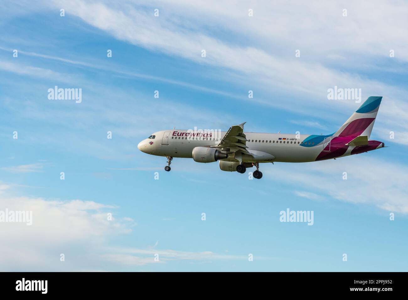 Aereo Airbus A320-214 della compagnia aerea tedesca Eurowings in avvicinamento all'atterraggio all'aeroporto di Zurigo Foto Stock