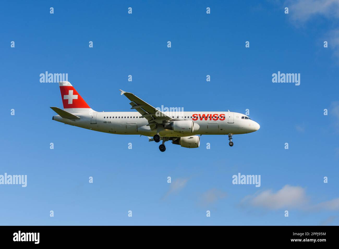 Aereo Airbus A320-214 di Swiss International Air Lines in avvicinamento all'atterraggio all'aeroporto di Zurigo Foto Stock