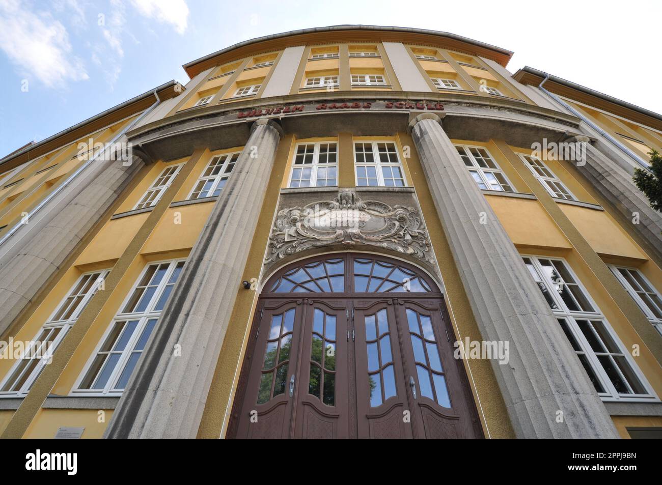 Ripresa ad angolo basso dell'ingresso della scuola Wilhelm Raabe a Wernigerode, Germania Foto Stock