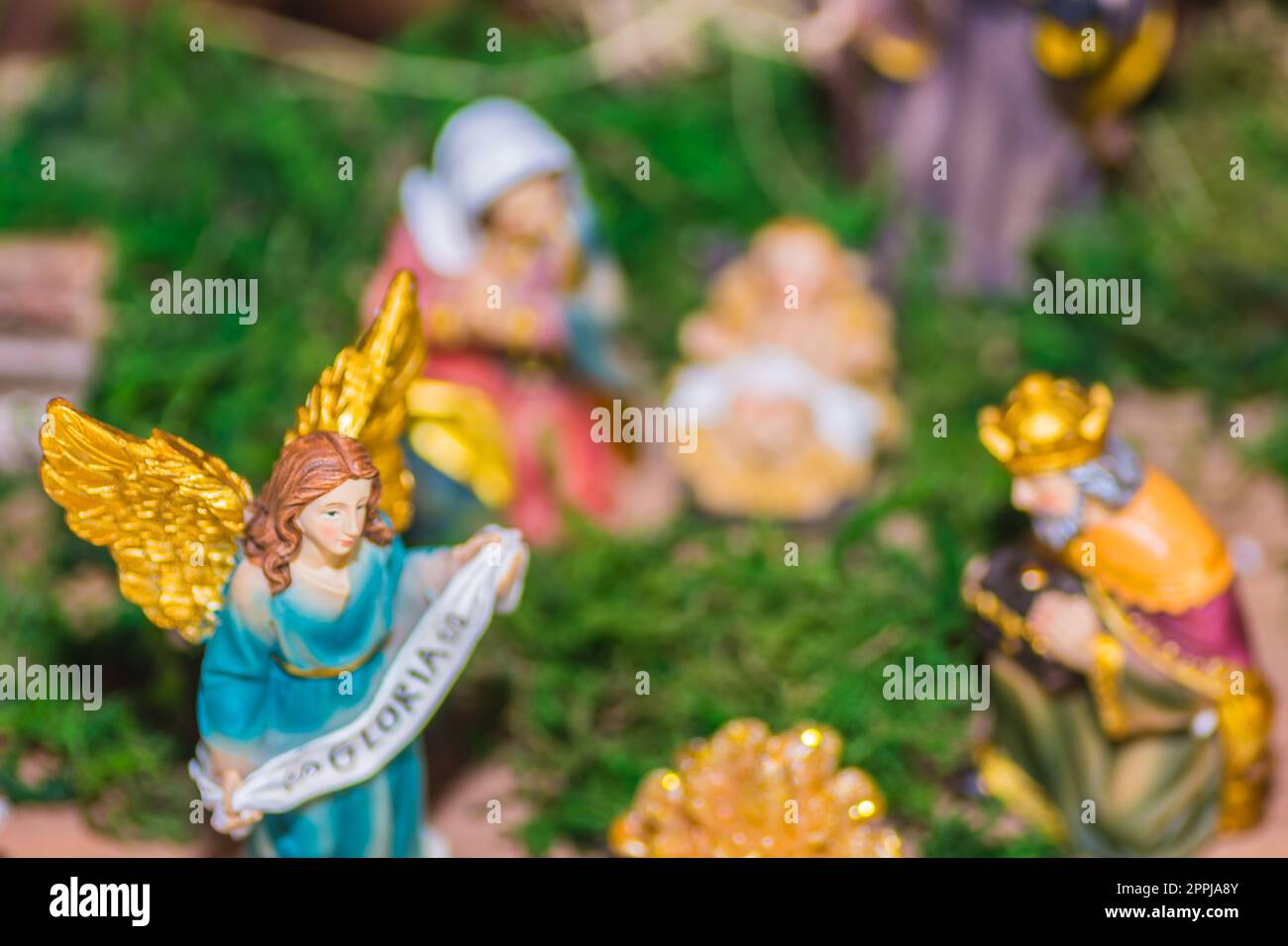 un sacco di personaggi colorati per natale su un tavolo Foto Stock