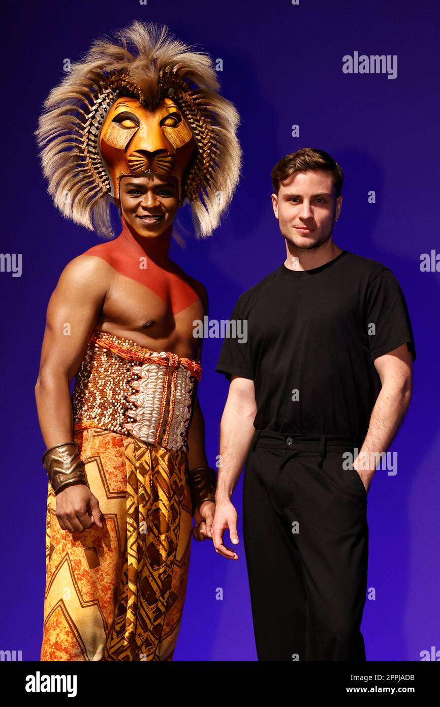 Hope Maine, Jannik SchÃ¼mann, visita esclusiva dell'attore SchÃ¼mann al musical "il Re Leone", Theater am Hafen, Amburgo, 22.12.2022 Foto Stock