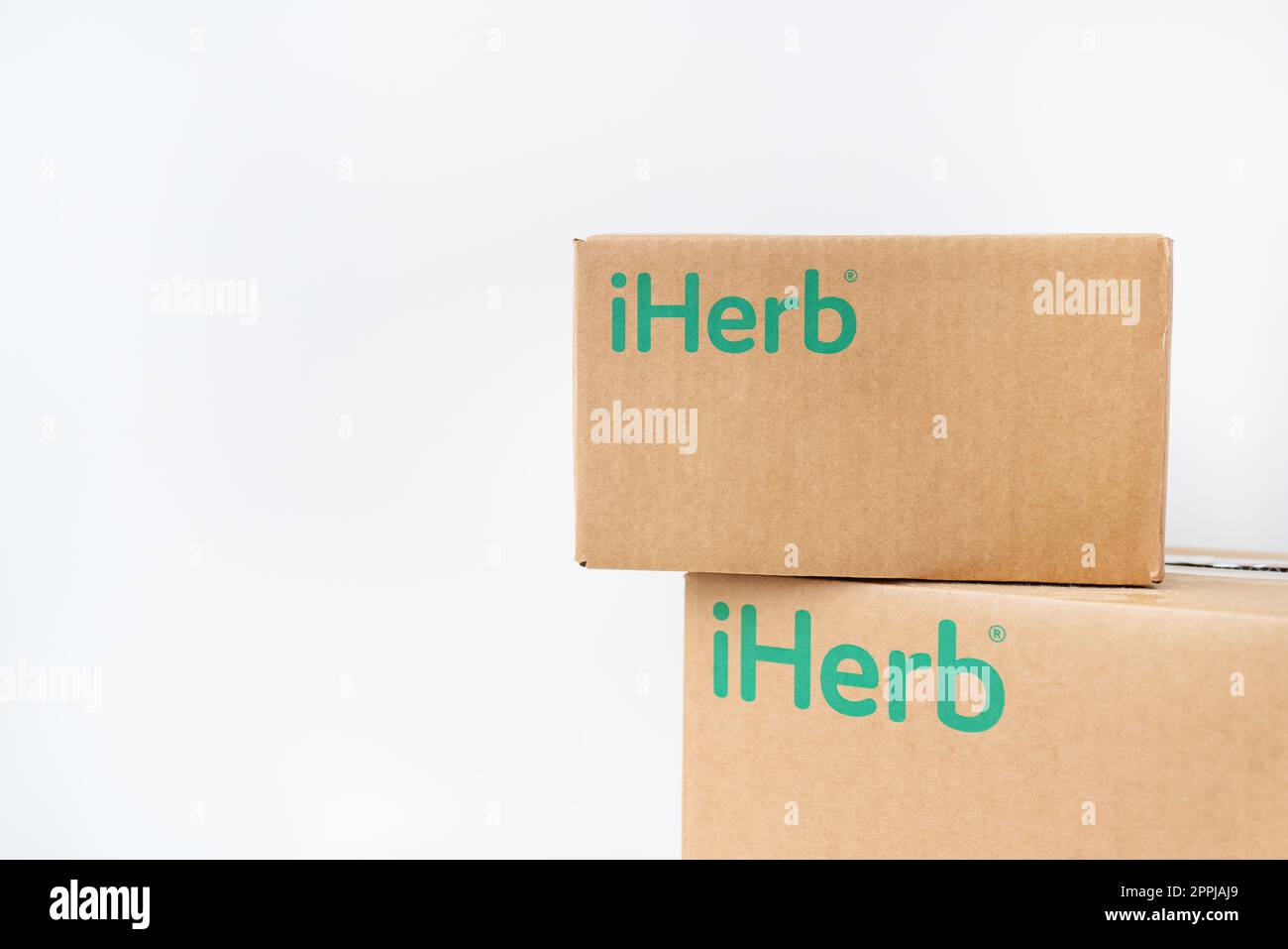 Kiev, Ucraina-17 dicembre 2022:. Confezione IHerb. Ordinazione online, consegna di beni e vitamine per la salute. Foto Stock
