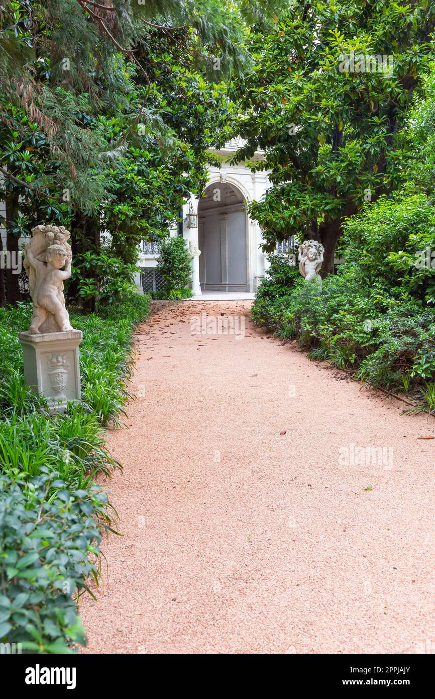 Milano, Italia - circa Giugno 2021: Ingresso Villa Italiana con giardino. Esterno verde di lusso. Foto Stock