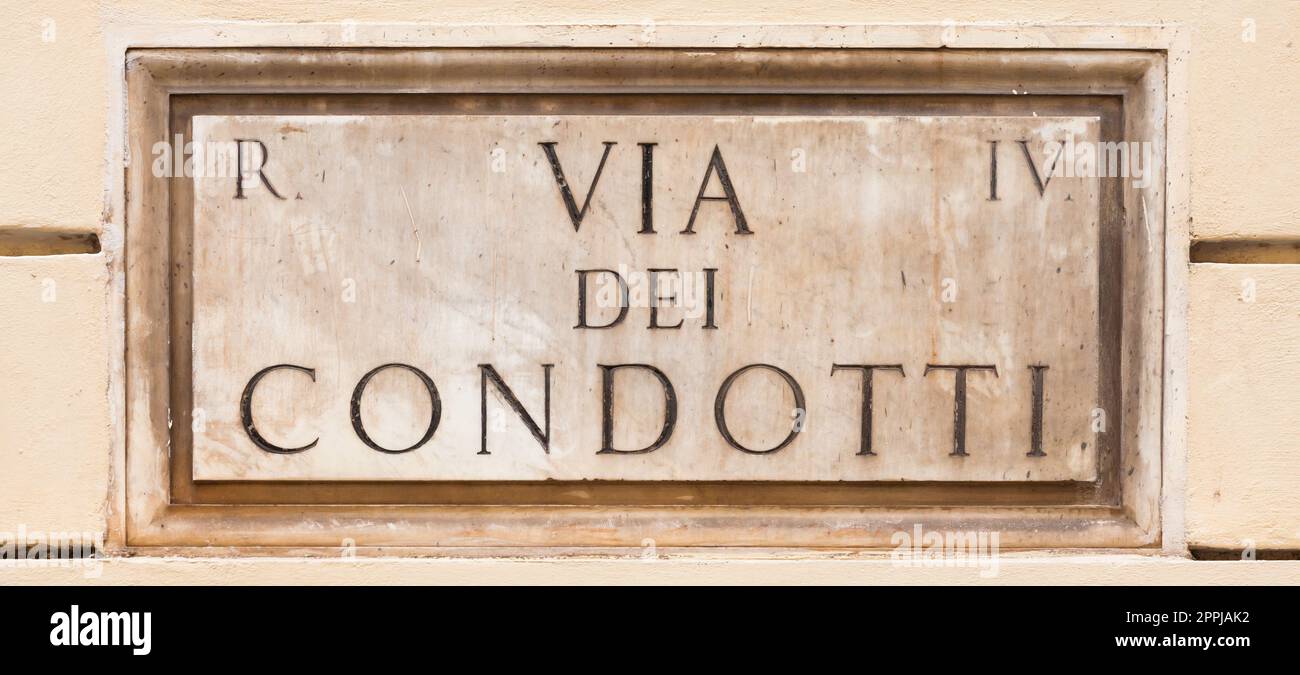 Roma, Italia. Targa della famosa strada condotti - Via dei condotti - centro dello shopping romano di lusso. Foto Stock