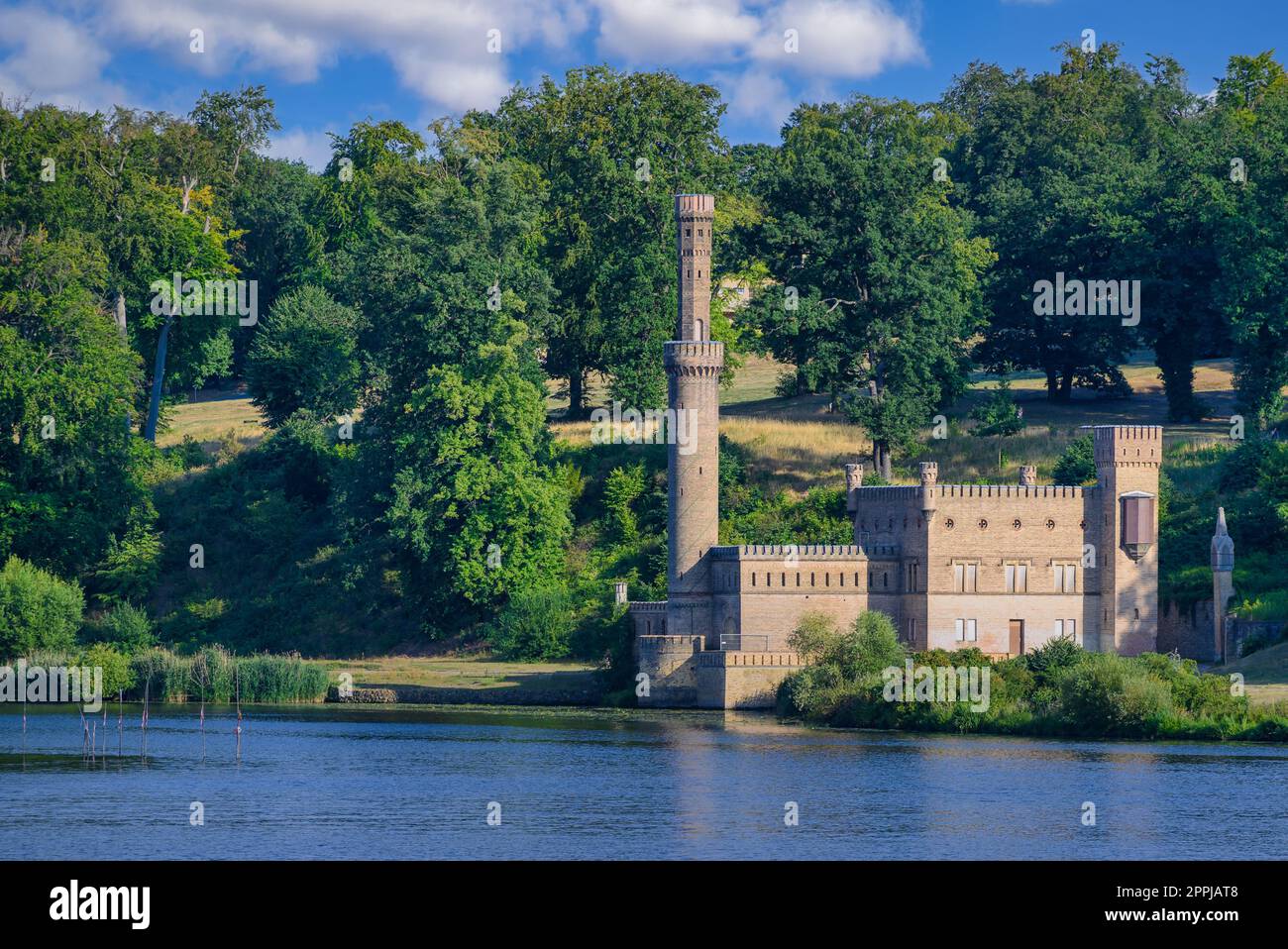 una vista sulla casa del motore a vapore nel parco babelsberg Foto Stock