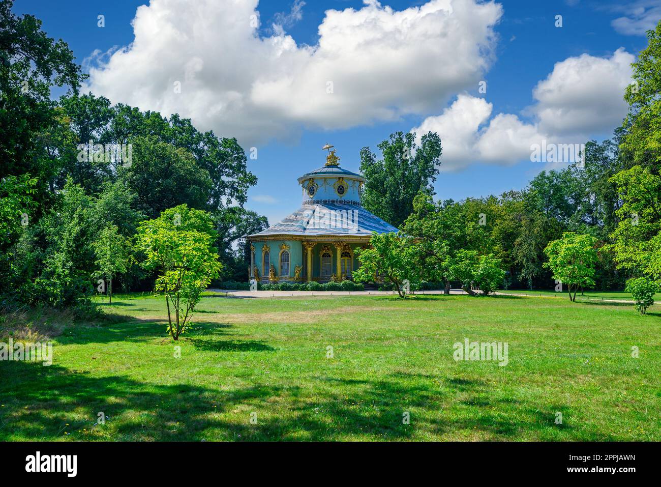 La sala da tè cinese si trova nello splendido parco di Sanssouci. Foto Stock
