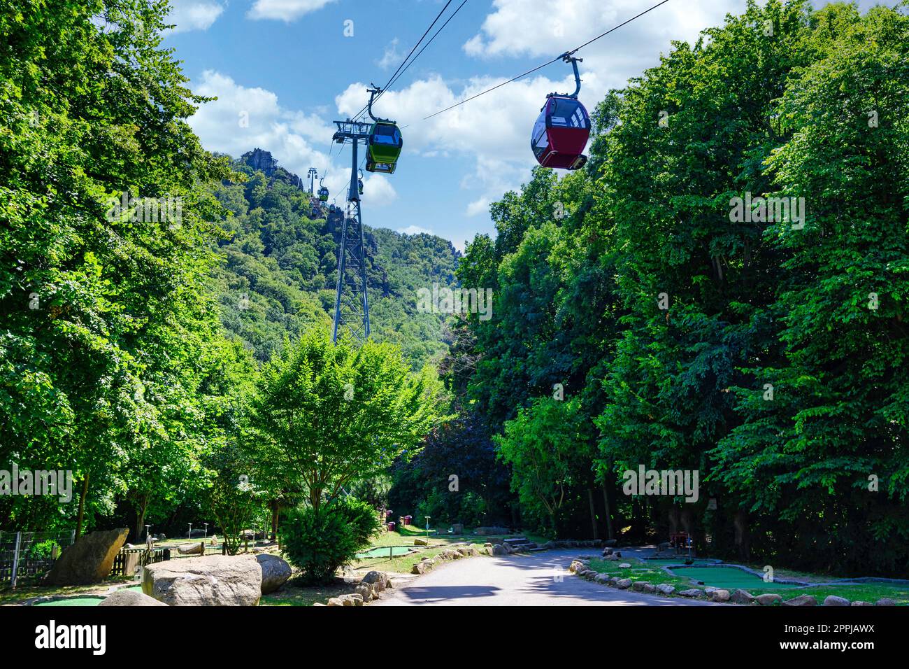 Vista da Thale alla Hexentanzplatz nelle montagne Harz con la funivia Foto Stock