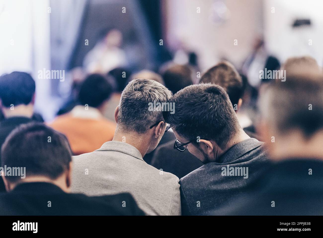 Tavola rotonda in occasione di una conferenza aziendale e di una presentazione. Pubblico nella sala conferenze. Simposio imprese e imprenditorialità Foto Stock