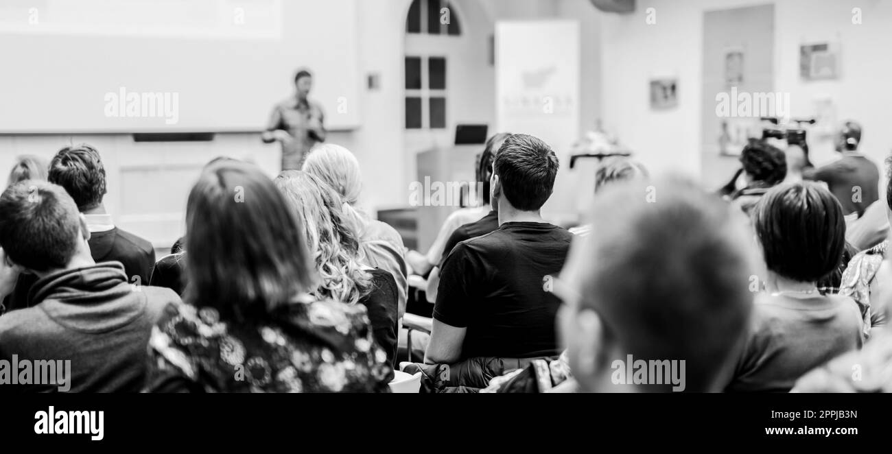 L uomo dando la presentazione nell aula magna dell università. Foto Stock