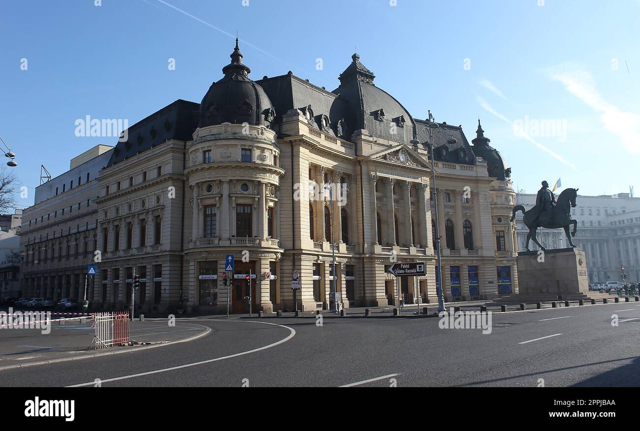 Bucarest, Romania - 31 dicembre 2022: Biblioteca dell'Università centrale con monumento equestre a re Carlo i Foto Stock