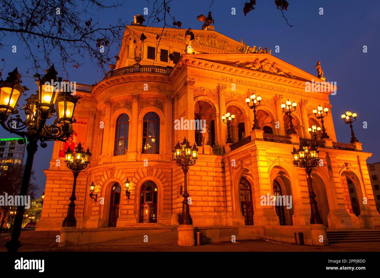 L'Old Opera House di Francoforte sul meno di sera con illuminazione artificiale Foto Stock