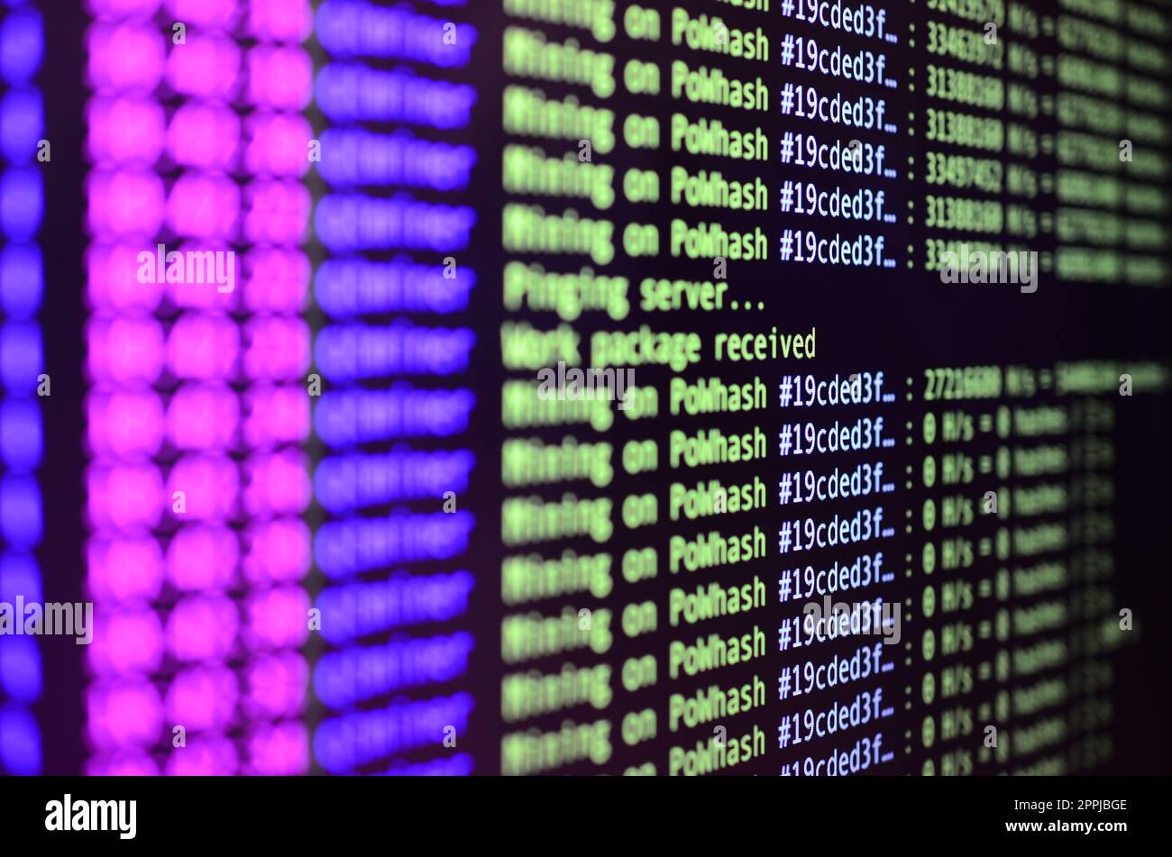 Macro istantanea dell'interfaccia del programma per l'estrazione di criptovalute sul monitor di un computer dell'ufficio. Il concetto di miniera di bitcoin. Il flusso delle stringhe di informazioni e dei dati Foto Stock