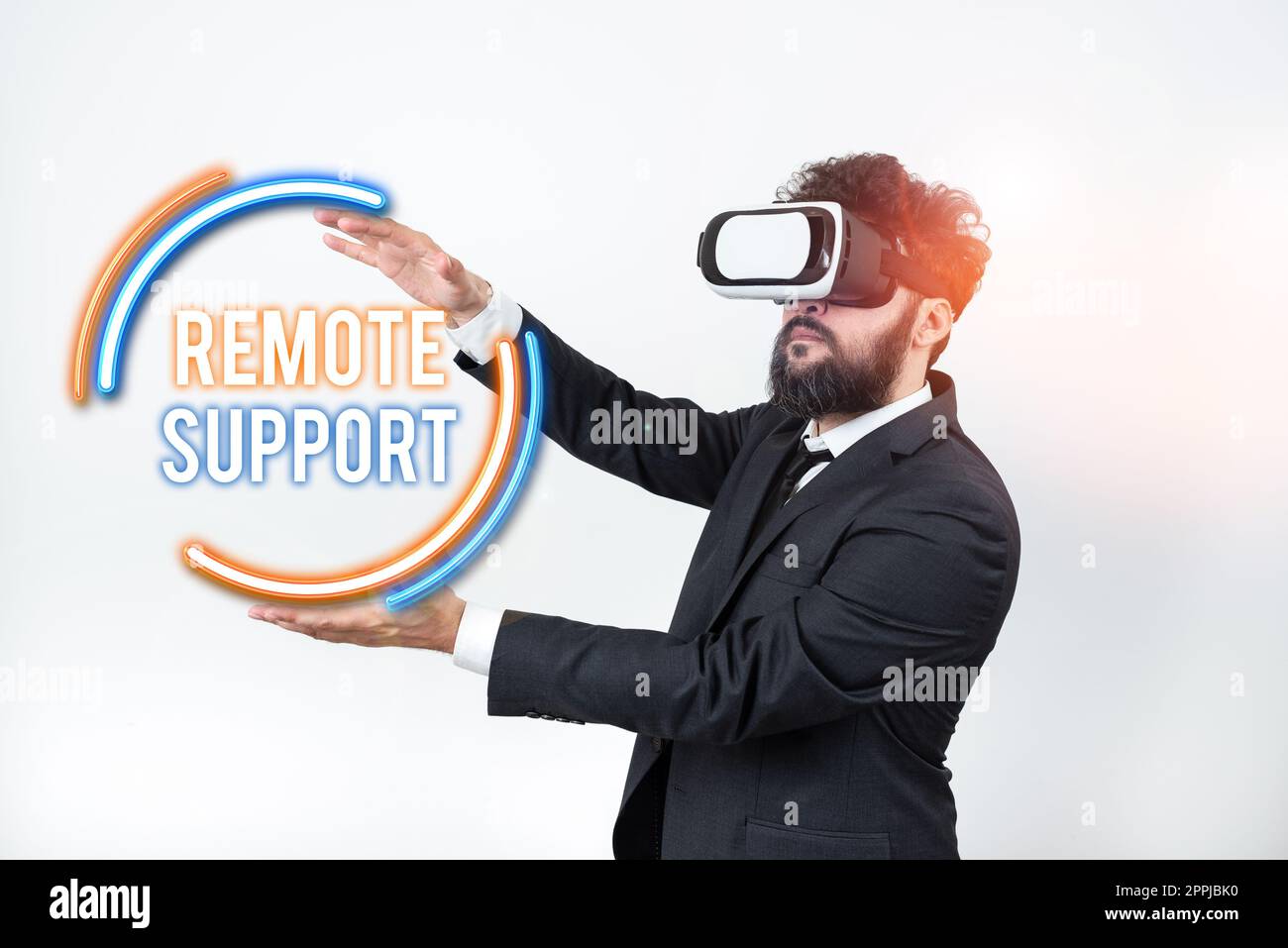 Ispirazione che mostra il segno supporto remoto. Panoramica aziendale aiuta gli utenti finali a risolvere i problemi e i problemi del computer in remoto Foto Stock