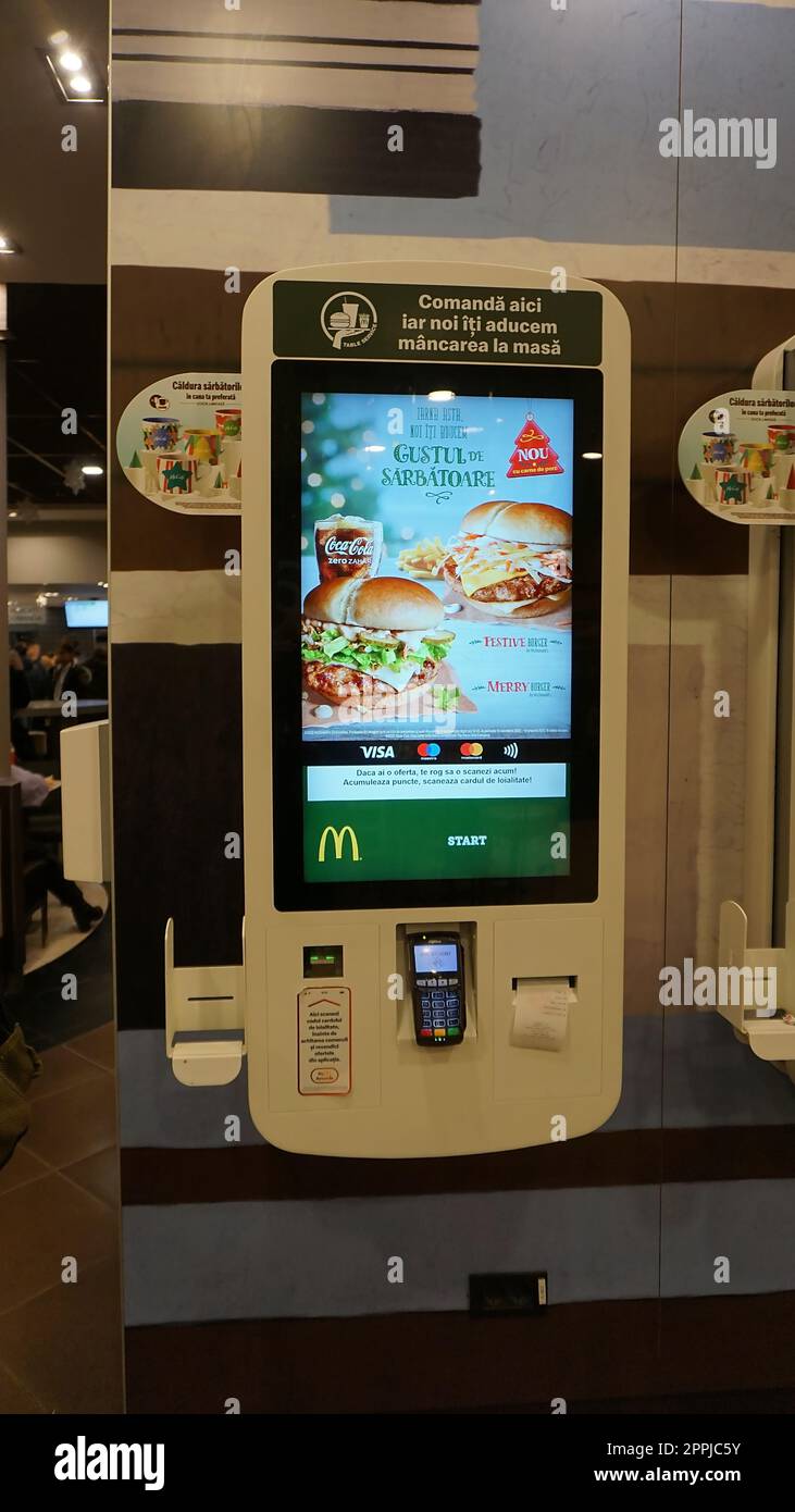 Bucarest, Romania - 1 gennaio 2023: McDonalds Self Serving Machines in McDonalds. È il più grande fast food al mondo per hamburger Foto Stock