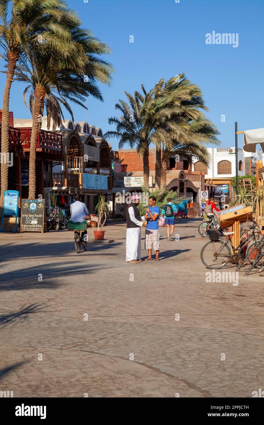 Passeggiata principale con negozi e ristoranti, vita quotidiana di una piccola cittadina esotica sul Mar Rosso, Dahab, Egitto Foto Stock